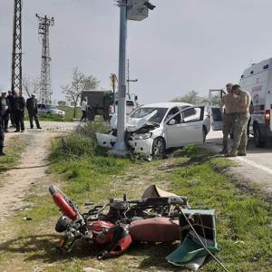 Otomobille çarpışan motosikletin sürücüsü ağır yaralandı