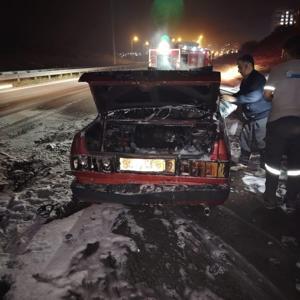 Tarsusta seyir halinde alev alan otomobil kullanılamaz hale geldi
