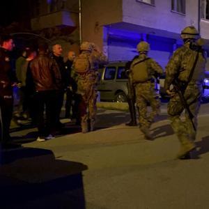 Balkondan tüfekle havaya ateşe açıp kendini eve kilitledi
