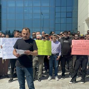 Marmaris’te esnaf belediyenin önünde eylem yaptı