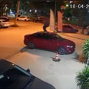 Otomobilin üzerinde zıplayıp, park halindeki araçlara zarar verdi