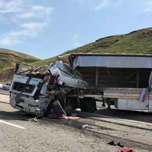 Batmanda 2 TIR kafa kafaya çarpıştı; 1 ölü, 1 yaralı