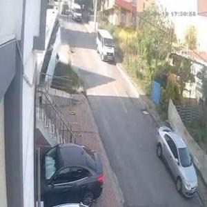 El freni boşalan midibüsün apartman girişine düştüğü kaza kamerada