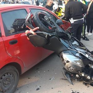 Otomobil ile motosiklet çarpıştı; 1 yaralı
