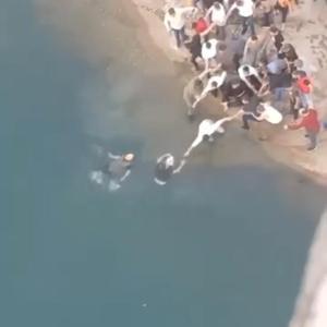 Boğulma tehlikesi geçirenler insan zinciri oluşturularak kurtarıldı; o anlar kamerada