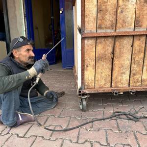 Çocukken engelli kaldı, kaynak yaparak geçimini sağlıyor
