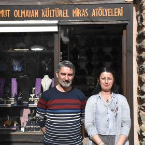 İzmirli Çift, Unutulmaya Yüz Tutmuş Sanatları Yaşatmaya Çalışıyor