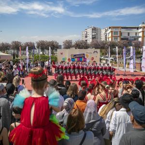 Mersin’de dünya çocukları el ele verdi