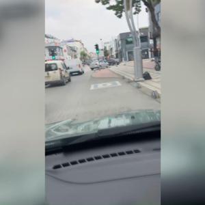 Otomobiliyle kaldırımdan geçip dönüş yaptı