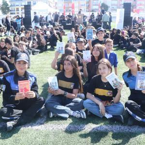 Burdurda 5 bin öğrenci aynı anda kitap okudu