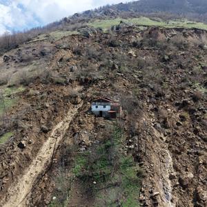 Sis İçinde Sirenli Uyarılarla Heyelandan Kurtuldular