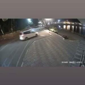 Kaldırıma Çarparak Takla Atan Otomobil