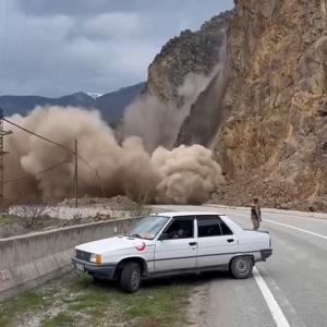 Gümüşhane-Tirebolu karayolunda heyelan yolu kapattı; o anlar kamerada