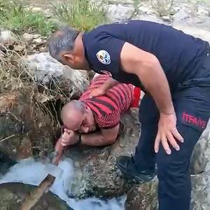 Adana’da kolu deredeki kayaların arasına sıkıştı, itfaiye ekibi kurtardı