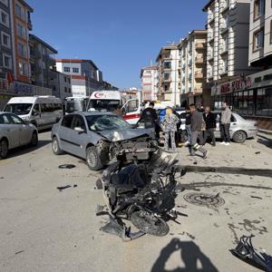 14 yaşındaki sürücünün motosikleti, otomobille çarpıştı: 2 yaralı