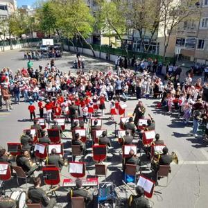 Askeri bando çocuklar için konser verdi
