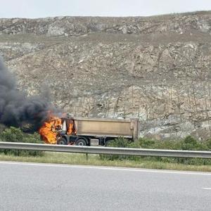 Gaziantep’te, seyir halindeki kamyon yandı