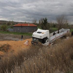 Aksarayda TIR Devrildi: Sürücü ve Oğlu Yaralandı