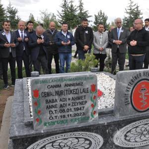Bıçaklı kavgada öldürülen veteriner hekim, mezarı başında anıldı
