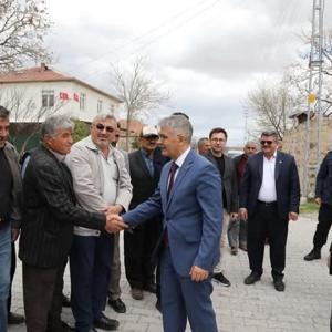 Niğde Valisi Cahit Çelik Obruk Köyünde çocuklara kitap hediye etti