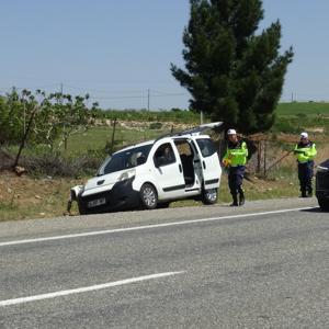 Batman’da hafif ticari araç şarampole yuvarlandı: 2 yaralı