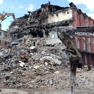Boluda risk oluşturan atıl otel yıkılıyor