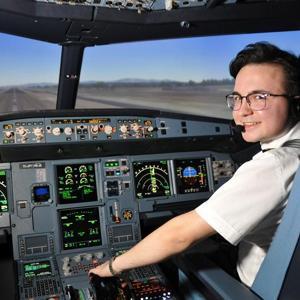Model uçaktan pilotluğa uzanan yol: İşte THYnin en genç pilotu...