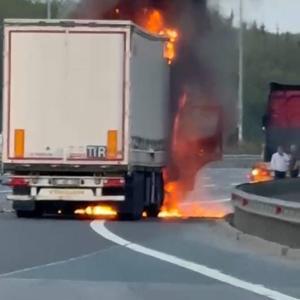 İstanbul - Eyüpsultan Kuzey Marmara Otoyolunda TIR alev alev yandı