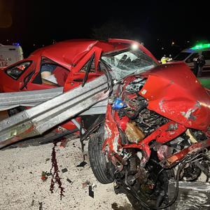 Kocaeli’de otomobil bariyere çarptı; 2 ölü