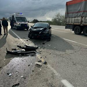 Otomobil kamyona arkadan çarptı: 1 yaralı