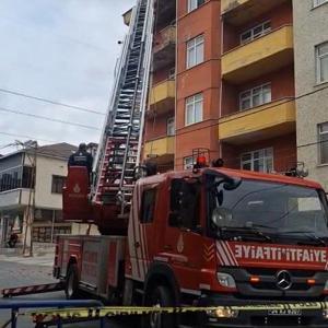 İstanbul- Sancaktepede 5 katlı metruk binanın balkonu çöktü