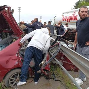 Bariyere çarpan otomobildeki 2 kişi ağır yaralandı
