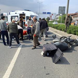 Otomobil motosiklete çarptı: 3 yaralı