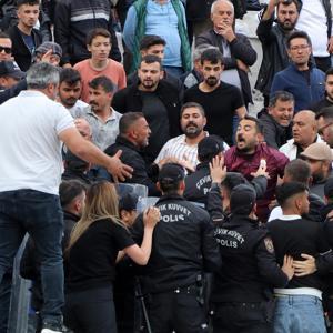 Şampiyonluk maçında futbolcuların kavgasını polis ayırdı