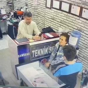Tamire getirilen telefonun bataryasının patlama anı kamerada