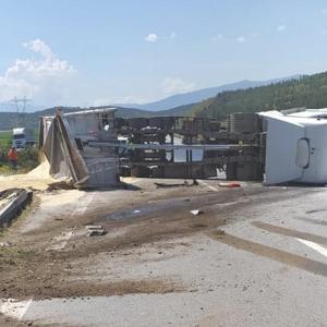 Gaziantep’te devrilen TIR’ın sürücüsü yaralandı, yolda uzun araç kuyruğu oluştu