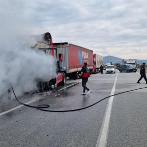 Kütahyada seyir halindeki tırda çıkan yangın söndürüldü