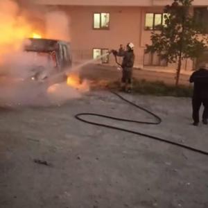 İstanbul - Küçükçekmece’de park halindeki hafif ticari araç yandı