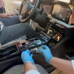 İhbar sonrası durdurulan otomobilden uyuşturucu ve tabanca çıktı; 2 tutuklama