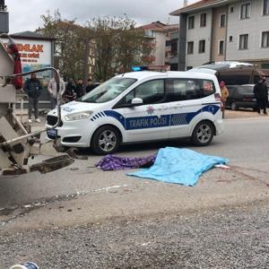 Sakaryada çöp kamyonunun altında kalan yaya öldü; kaza anı kamerada