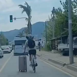 Muğlada trafikte bavul taşıyan bisikletli kamerada