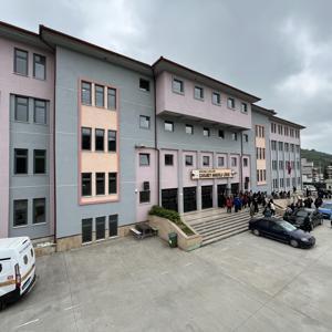 4’üncü kattan düşen liseli ağır yaralandı