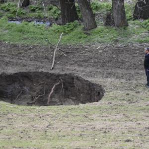 Sivasta tarlada 7 metre çapında obruk oluştu