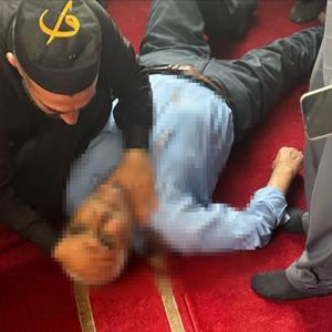 Camide namaz kılarken bıçaklandı