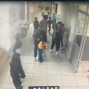 Nefes borusuna yiyecek kaçan öğrencisini Heimlich manevrasıyla kurtardı; o anlar kamerada