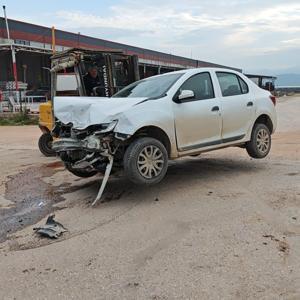 Bursada çarpışan 2 otomobilden 1i, park halindeki 5 motosiklet ile hafif ticari araca çarptı; 4 yaralı