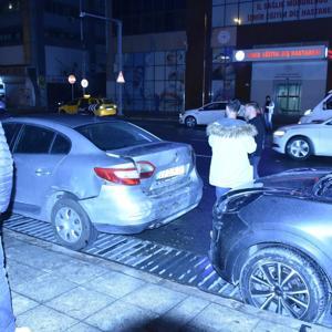 Park Halindeki Otomobillere Çarpan Hafif Ticari Araç: 2 Yaralı