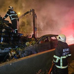 Zincirleme kazada TIRa çarpıp alev alan otomobildeki 2 kişiyi çevredekiler kurtardı