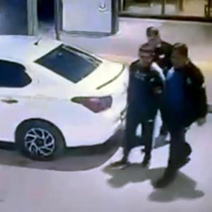 Polisi görünce kaçan firari hükümlünün yakalandığı anlar kamerada