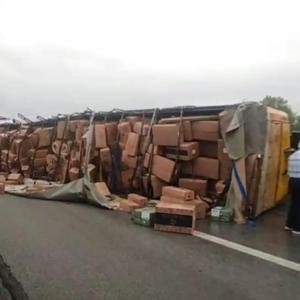 TEM Otoyolunda TIRın devrildiği kaza kamerada